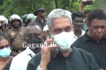 සරත් ෆොන්සේකා පාරට බහී.(VIDEO)