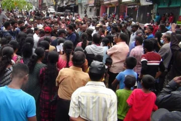 போராட்டகளமாக மாறிய இலங்கை: அரசாங்கத்திற்கு எதிராக வீதிக்கு இறங்கிய மக்கள் (Photos)