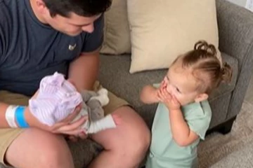 தங்கை பிறந்தவுடன் குட்டி தேவதை கொடுத்த ரியக்சன்....புல்லரிக்க வைத்த காட்சி