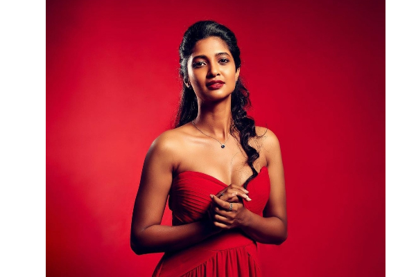 செழித்த அழகில் சிவந்து நிற்கும்  செந்தேனே  ...ரம்யா பாண்டியனை  மிஞ்சிய கீர்த்தி பாண்டியன்! | Keerthi Pandian Sociealmedia Viral Phtos