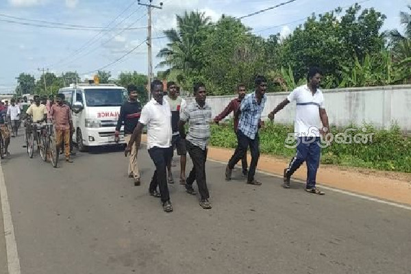 ஆபத்தான நிலையில் தமிழர் பகுதி நோயாளர்கள்: மாட்டுவண்டியில் சிகிச்சையளிக்கும் வைத்தியர் | Critically Patients Tamil Region Sivamohan