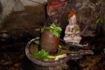 தினமும் 3 முறை நிறம் மாறும் சிவலிங்கம்! மர்ம கோவிலின் உண்மை என்ன?