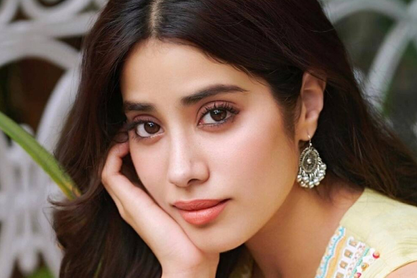 கிளாமரில் அத்துமீறும் நடிகை ஜான்வி கபூர்.. வாயடைத்து போன ரசிகர்கள் | Janhvi Kapoor Latest Hot Photoshoot கிளாமரில் அத்துமீறும் நடிகை ஜான்வி கபூர்.. வாயடைத்து போன ரசிகர்கள் | Janhvi Kapoor Latest Hot Photoshoot