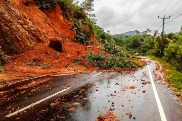 දිස්ත්‍රික්ක කිහිපයක නායයාමේ රතු අනතුරු ඇඟවීම් පහළට