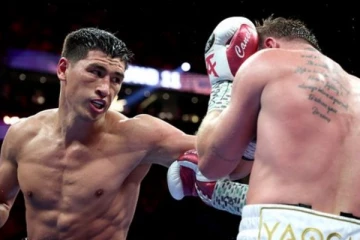 குத்துச்சண்டை போட்டியில் உலகின் நம்பர் ஒன் வீரர் அதிர்ச்சி தோல்வி!