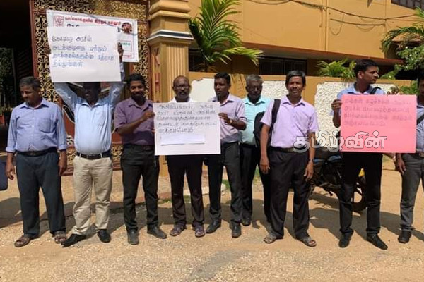 அரசின் வன்முறைகளுக்கு எதிராக கண்டனம்: வடக்கில் வீதிக்கு இறங்கிய ஆசிரியர்கள் (Photos) | Teachers Protest In Northern Province