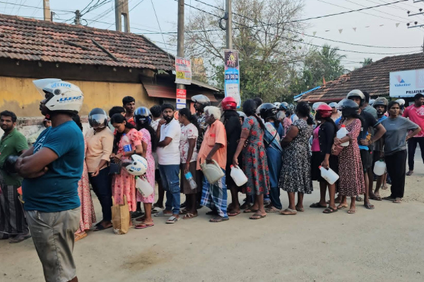 போர் பதற்றத்தால் யாழிலும், மட்டக்களப்பிலும் குவிந்த மக்கள் ; களத்தில் பொலிஸார் | Long Queues In Jaffna Amid War Tension