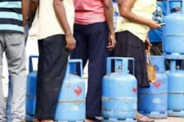 இலங்கையில் தொடரும் சோகம்; திடீரென மயங்கி விழுந்த முதியவர்!