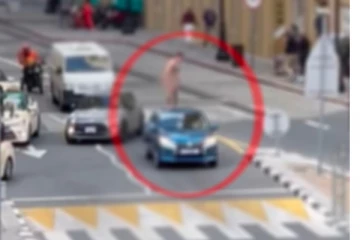 පුද්ගලයෙක් නිරුවත් කර පහර දී පාරේ ඇවිද්දවයි..වීඩියෝ කර සමාජ මාධ්‍යයටත් මුදාහරී..