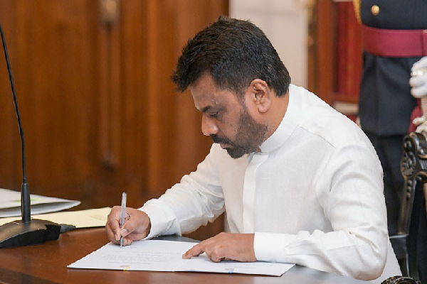 சம்பளமின்றி சேவையாற்றும் ஜனாதிபதி மற்றும் பிரதமரின் ஆலோசகர்கள் | Advisors Anura And Harini Who Serve Without Pay சம்பளமின்றி சேவையாற்றும் ஜனாதிபதி மற்றும் பிரதமரின் ஆலோசகர்கள் | Advisors Anura And Harini Who Serve Without Pay