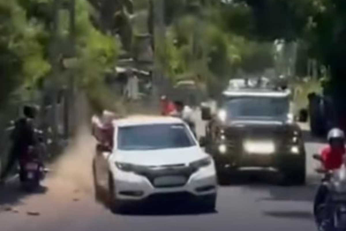 அபாயகரமாக வாகனம் ஓட்டிய சாரதி - வெளியான காணொளி : பொலிஸாரின் அதிரடி நடவடிக்கை | Viral Video Dangerous Driving Police Action