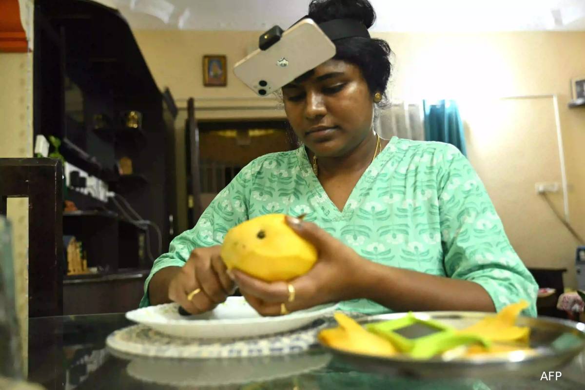 ரோபோக்களுக்கு பயிற்சி - தலையில் கேமரா பொருத்திக்கொண்டு சம்பாதிக்கும் இந்திய பெண்கள் | Indians Train Ai By Head Mount Camera 250 Per Hour ரோபோக்களுக்கு பயிற்சி - தலையில் கேமரா பொருத்திக்கொண்டு சம்பாதிக்கும் இந்திய பெண்கள் | Indians Train Ai By Head Mount Camera 250 Per Hour