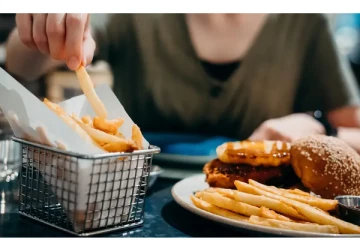 இந்த உணவுகள சாப்பிட்டா மாரடைப்பில் செத்துடுவீங்க...உஷார்! தொடக் கூட வேண்டாம்?