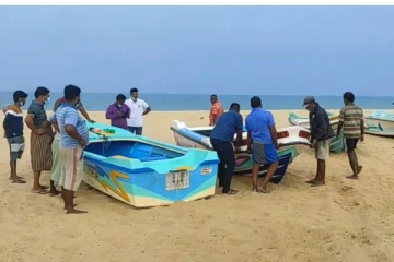 முல்லைத்தீவில் சட்டவிரோத மீன்பிடி - 9 படகுகள் உட்பட 12 மீனவர்கள் கைது!