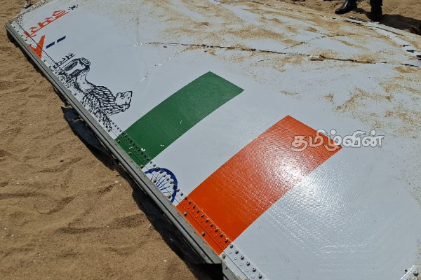 மட்டக்களப்பில் இந்திய தேசியக் கொடியுடன் கரையொதுங்கிய மர்மபொருள் | Material Washed Ashore On Ontachimadam Beach