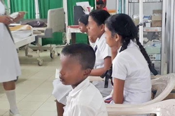 வெப்பத்தால் மாணவர்கள் பலர் வைத்தியசாலையில் அனுமதி