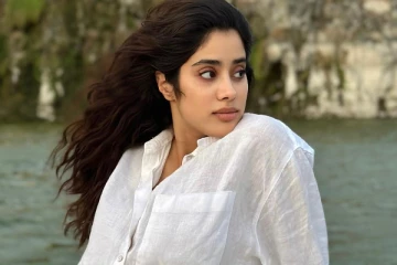 படகில் கிளாமர் போஸ் கொடுத்த ஜான்வி கபூர்