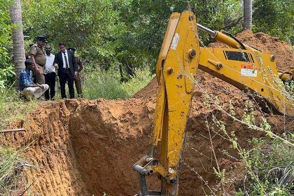 முல்லைத்தீவில் விடுதலைப்புலிகளின் ஆயுதங்களை தேடி அகழ்வு | Excavation In Search Of Ltte Weapons In Mullaitivu முல்லைத்தீவில் விடுதலைப்புலிகளின் ஆயுதங்களை தேடி அகழ்வு | Excavation In Search Of Ltte Weapons In Mullaitivu