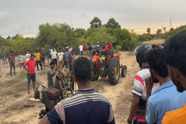 காற்றாலை அமைக்க மணல் ஆய்வுக்கு வந்த குழு ; மக்களால் விரட்டியடிப்பு! | A Team Came To Inspect The Wind Turbine Sand Manar