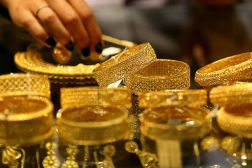 தங்கம் சவரனுக்கு இவ்வளவு விலை குறைவா? குஷியில் இல்லத்தரசிகள்!