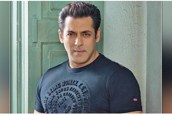 பிரபல பாலிவுட் நடிகர் சல்மான் கானை பாம்பு கடித்தது - பிடிஐ செய்தி வெளியீடு - தமிழ்நாடு