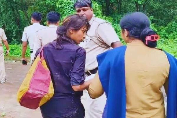 கிழிந்த உடையில் பைத்தியமாக தெருவில் சுற்றித்திரிந்த நடிகை!! பிரபலம் சொன்ன தகவல்... | Sumi Har Chowdhury Found Wandering The Street