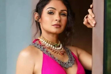 மகளிர் தினத்தன்று இப்படியா!! வெறும் துண்டுடன் அரைகுறையாக நிற்கும் தனுஷ் பட நடிகை!!