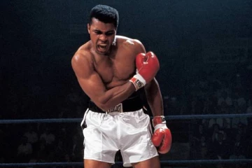 ஒலிம்பிக்கில் வென்ற தங்கப்பதக்கத்தை ஆற்றில் தூக்கி வீசிய பிரபல வீரர்! காரணம் இதுதான்