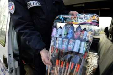 பாரிசில் சட்டவிரோதமாக விற்பனை செய்யப்படும் பொருட்கள் பறிமுதல்