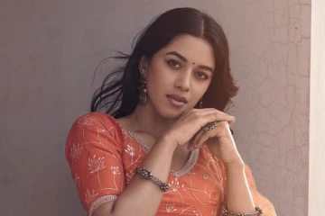 மிர்னாலினியா இப்படி? நீச்சல் உடையில் வெளியிட்ட புகைப்படங்கல் வைரல்