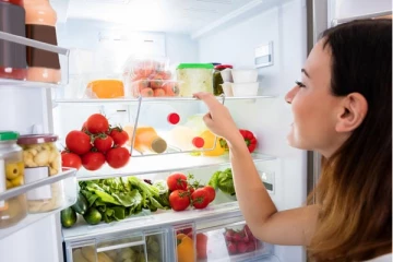 ஃப்ரிட்ஜில் வைத்த உணவுகளை மீண்டும் சூடுபடுத்தி சாப்பிடுவதால் என்ன நடக்கும் தெரியுமா?