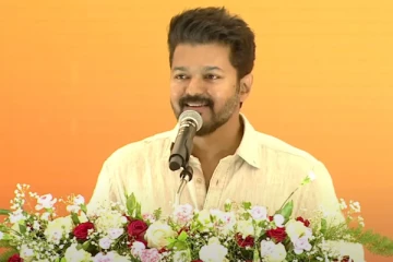 மாணவர்கள் முன் அரசியலுக்கு அடித்தளம் போட்ட விஜய்.. தலைவர்களை தேர்ந்தெடுக்க வேண்டும் என பேச்சு