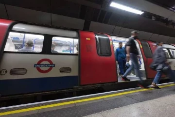 லண்டனில் பாலஸ்தீன ஆதரவு முழக்கமிட்ட நபர் பணியில் இருந்து இடைநீக்கம்