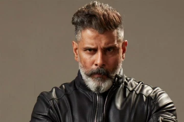 இது வரை யாரும் பார்த்திராத நடிகர் விக்ரமின் புகைப்படம்..எப்படி இருக்கிறார் என்று பாருங்க
