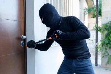 யாழில் தனிமையில் வசித்து வந்த பெண்ணின் வீடு உடைத்து கொள்ளை!