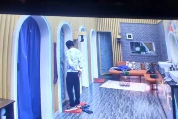 பிக்பாஸில் இலங்கை பெண் ஜனனி குளிப்பதை எட்டிப்பார்த்த சக போட்டியாளர்!