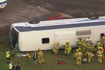 බස් රථ අනතුරින් පාසල් සිසුන් රෝහලට. (PHOTOS)