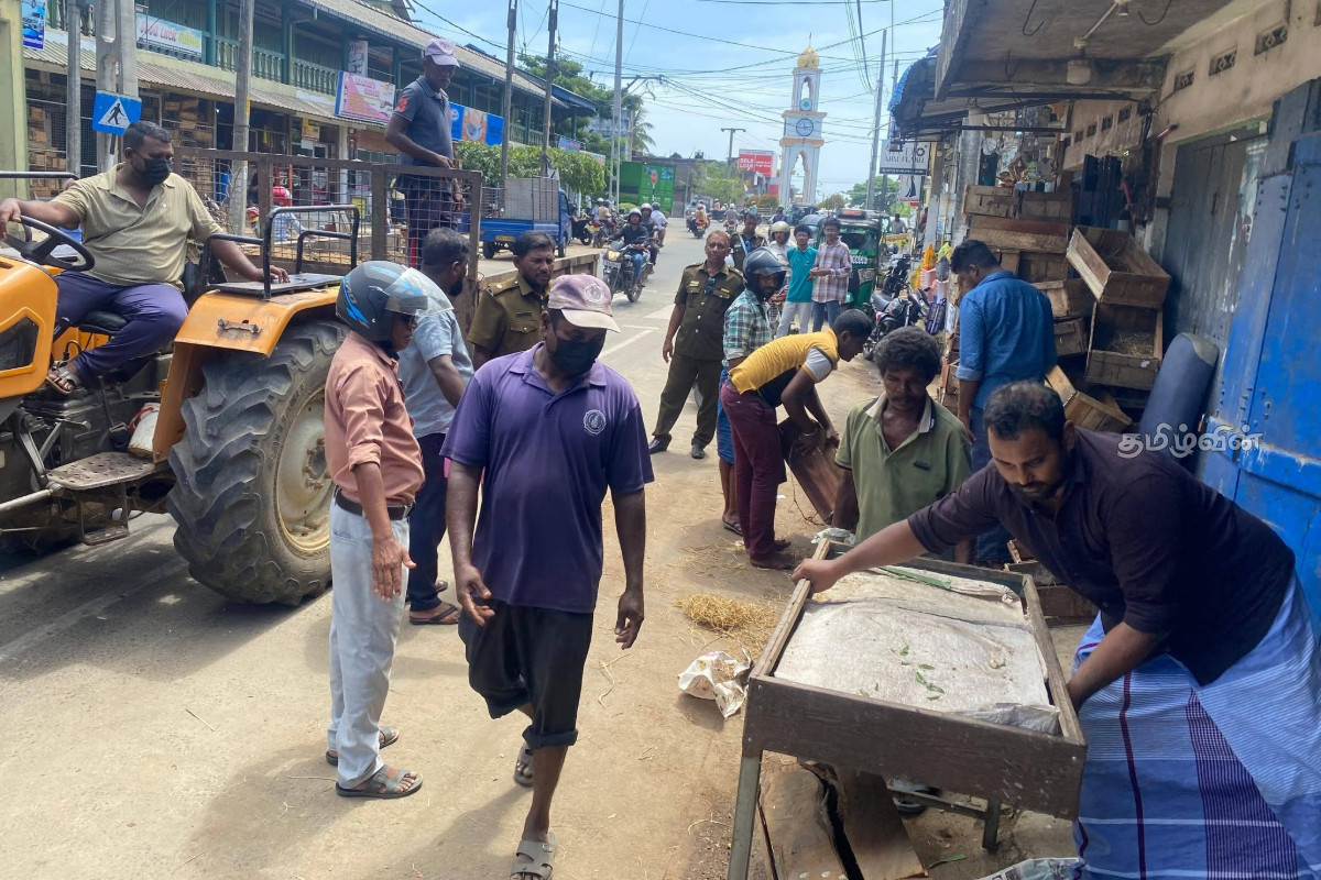 சம்மாந்துறையில் நடைபாதை வியாபாரிகளை அகற்றும் நடவடிக்கை முன்னெடுப்பு | Action Remove Street Vendors In Sammanthurai சம்மாந்துறையில் நடைபாதை வியாபாரிகளை அகற்றும் நடவடிக்கை முன்னெடுப்பு | Action Remove Street Vendors In Sammanthurai