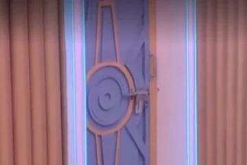 குளியலறையில் கேட்ட அலறல் சத்தம்! முகத்திரையை கிழித்து தொங்க விட்ட கமல்