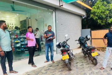 யாழில் அரச உத்தியோகத்தர்கள் இருவரை பூட்டி வைத்த கடை உரிமையாளர் கைது