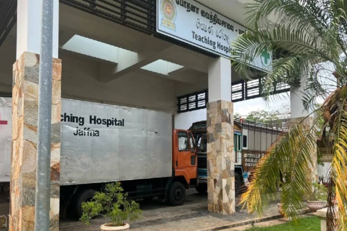 யாழில் நீதிமன்றம் சென்று திரும்பிய இருவர் மீது நடுவீதியில் சரமாரியான கத்திக்குத்து தாக்குதல் | Jaffna Brother And Sister Stabbed