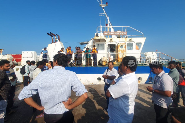 நெடுந்தீவில் அரச தரப்பால் புறக்கணிக்கப்பட்ட பயணிகள் | Passengers Ignored By Government In Neduntheevu நெடுந்தீவில் அரச தரப்பால் புறக்கணிக்கப்பட்ட பயணிகள் | Passengers Ignored By Government In Neduntheevu