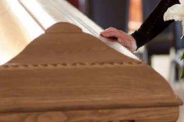 உயிர் நீத்தவர்களை 5 வாரங்கள் வீட்டிலேயே வைத்திருக்கும் அவலம்! கதிகலங்கி நிற்கும் பிரித்தானியா