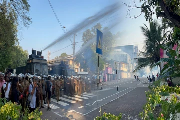 கொழும்பில் பல்கலை மாணவர்களின் போராட்டத்தில் பதற்றம்! ஊடகவியலாளர் உள்ளிட்ட பலர் மீது தாக்குதல்