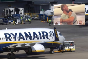 விமானத்தின் கதவை திறக்க முயற்சித்த பிரிட்டிஷ் குத்துச்சண்டை வீரர்: பயணிகள் அதிர்ச்சி