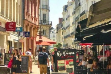 விடுதலை புலிகளின் தலைவரது பிறந்தநாளை கடை உரிமையாளருடன் சேர்ந்து கொண்டாடிய பிரெஞ்சு பெண்மணி!