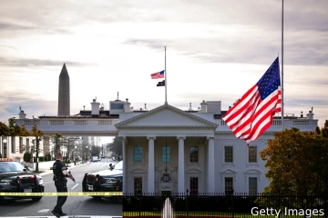 வாஷிங்டனில் முழு ஊரடங்கு- வெள்ளை மாளிகை அருகே பாதுகாப்பு தடுப்பில் வேன் மோதல்