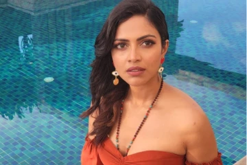 நீச்சல்குளத்தில் நடிகை அமலா பால் கொடுத்த போஸ், வெளியான லேட்டஸ்ட் புகைப்படங்கள்