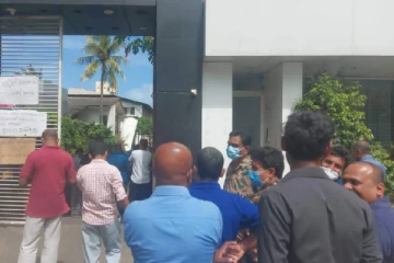 ஜனாதிபதி ஊடக பிரதானிக்கு எதிராக சுவர்ணவாஹினி ஊழியர்கள் போராட்டம்(Photo)