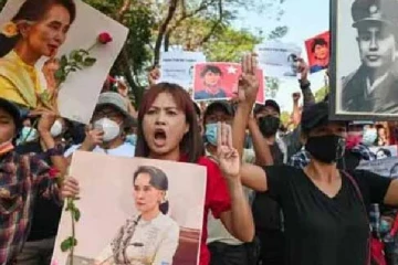 இராணுவ ஆட்சிக்கு எதிராக ஆர்ப்பாட்டத்தில் ஈடுபட்ட 1.25 லட்ச ஆசிரிக்கர்கள் சஸ்பெண்ட்